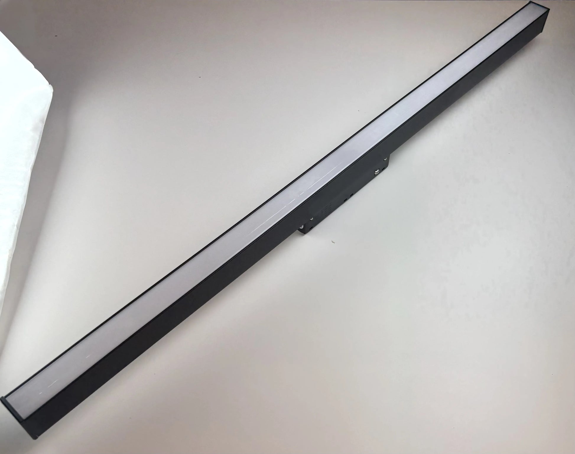 Magnetic linear flood light 12W 600mm bar 48V slim matte black